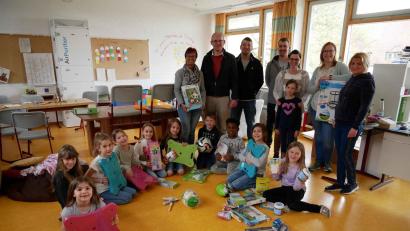 Bild: gz
Der CSU-Ortsverband und die Junge Union überraschen zusammen mit der Elternbeiratsvorsitzenden Nicole Kleber die Kinder der Ganztagsschule.