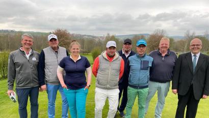 Bild: Golfclub Stiftland/exb
Mit einem Turnier ist die Saison des Golfclubs Stiftland eröffnet worden. Im Bild die erfolgreichsten Teilnehmer und die Vertreter des Clubs, von links Andreas Graf, Markus Mauerer, Angela Völker, Andy Kern, Markus Baumer, Otto Gradl, Michael Janda und Bürgermeister Klaus Meyer.