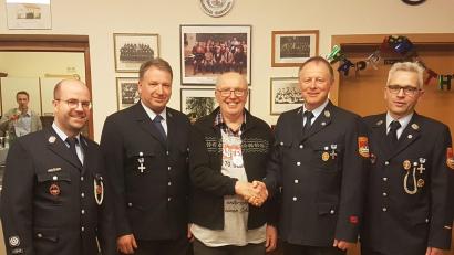 Bild: Klaus Grötsch/exb
Reinhard Zintl (Mitte) durfte sich an seinem 70. Geburtstag über viele Glückwünsche freuen – unter anderem auch von einer Abordnung der Feuerwehr. Von links Zweiter Kommandant Patrick Ernstberger und Zweiter Vorsitzender Helmut Dostler sowie vorn rechts Kommandant Klaus Grötsch und Vorsitzender Berthold Ernstberger.