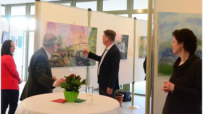 Bild: Kunz
Susanne Kempf (rechts) vor einem ihrer Bilder bei der Ausstellungseröffnung.