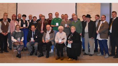 Bild: Stadt Schönsee/exb
Bürgermeister Reinhard Kreuzer (rechts) und Dritter Bürgermeister Josef Fleißer (links) gratulierten den Ehrenamtsmedaillenträgern. Das Bild zeigt sie zusammen mit den Vorständen der Vereine.