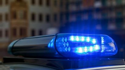 Bild: Monika Skolimowska/dpa-Zentralbild/dpa/Symbolbild
Das Blaulicht auf einem Fahrzeug der Polizei leuchtet in der Dunkelheit.