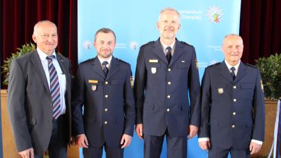 Bild: Polizeipräsidium Oberpfalz/exb
Werner Linhart (rechts) ist der Nachfolger von Dominik Höfner (Zweiter von links). Den Amtswechsel vollzog Polizeivizepräsident Thomas Schöniger (Dritter von links). Links im Bild Personalrat Franz Eichenseher.