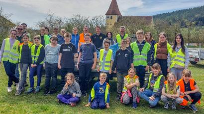 Bild: Neidl/exb
Mit Unterstützung der Firmkinder sammelten die Mitglieder der Naturfreunde Rottendorf Unrat ein.