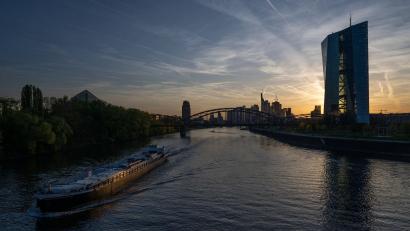 Symbolbild: Boris Roessler/dpa
Ein Schiff fährt bei Sonnenuntergang an der EZB in Frankfurt vorbei.