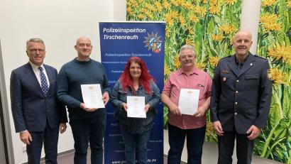 Bild: PI Tirschenreuth/exb
Die Tirschenreuther Sicherheitswacht bekommt Verstärkung. Das Bild zeigt von links Bürgermeister Franz Stahl, Rainer Köstler, Claudia Stalder, Konrad Gatzka und den Leiter der Polizeiinspektion Tirschenreuth, Ersten Polizeihauptkommissar Günther Burkhard.