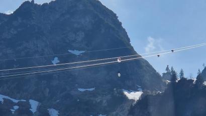 Bild: Bergwacht Bayern/BW Bergen/dpa
Ein Gleitschirmflieger hängt in den Seilen einer Seilbahn in Oberbayern. Der Mann hatte sich an der höchsten Stelle der Hochfelln-Seilbahn in Bergen im Chiemgau rund 80 Meter über dem Boden mit seinem Fluggerät in den Stahlseilen verfangen.