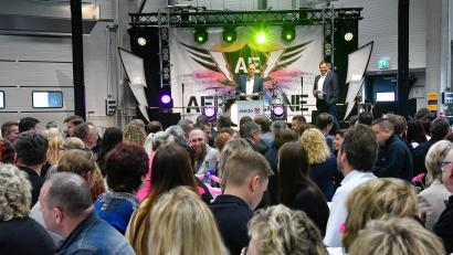 Bild: Petra Hartl
Bei Elasto herrschte am Freitagabend Feierlaune: Die Firmenchefs Frank (auf der Bühne links) und Marcus Sperber hatten 450 Gäste in in ihr neues Logistikzentrum geladen: Mitarbeiter, Kunden und geladene Freunde, Bekannte und Ehrengäste feierten bis in die späten Abendstunden.