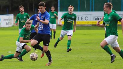 Bild: war
Im Vorrundenspiel kassierte der SV Etzenricht (im blauen Trikot Christian Ermer) gegen den FC Wernberg eine 1:2-Heimniederlage. Gelingt die Revanche?