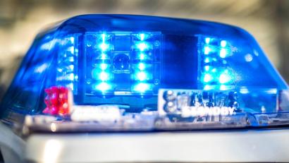 Symbolbild: David Inderlied/dpa
Ein Blaulicht leuchtet auf dem Dach eines Polizeiwagens. In Baden-Württemberg hat ein Maishäcksler-Fahrer ein Kind beim Rückwärtsfahren übersehen und es getötet.
