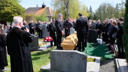 Bild: le
Die 72-jährige Altbäuerin Else Bock wurde am Donnerstag im evangelischen Friedhof unter großer Anteilnahme der Bevölkerung zur letzten Ruhe gebettet.