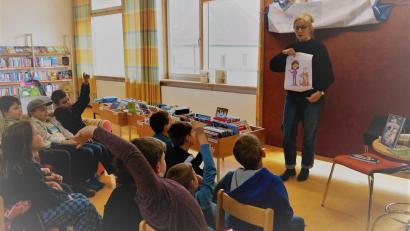 Bild: gz
Die Autorin Meike Haas animiert die Kinder durch Bild zum Mitmachen.