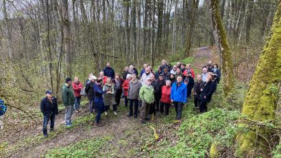Bild: bö
Der Vorsitzende des Historischen Vereins Ebermannsdorf, Josef Gilch (blaue Jacke), leitete die heimatkundliche Führung des niederbayerischen Archäologentages durch die Ebermannsdorfer Fluren zu historischen Denkmälern.