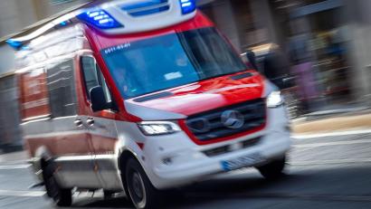 Symbolbild: Jens Büttner/dpa-Zentralbild/ZB
Ein Rettungswagen ist mit Blaulicht im Einsatz.