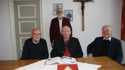 Bild: ads
Pfarrer Ludwig Gradl (rechts) regte zum 100-Jährigen von Hl. Dreifaltigkeit die Verfassung einer Festschrift an. Dabei halfen ihm der ehemalige Stadtarchivar Dr. Johannes Laschinger (Mitte), Kirchenpfleger Günter Preißl (links) und Peter Seidl (hinten). Es fehlen Manfred Baldauf, Anton Rauch und Johann Bauer.