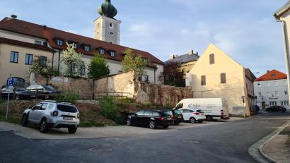 Bild: sne
Die Umbauarbeiten an der Reinwaldstraße laufen bereits. Hier soll ein Pressath einen Stadtplatz mit Bücherei bekommen.