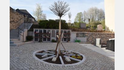 Bild: bnr
Der neue Urnenkreisel fügt sich harmonisch in das Gesamtbild der Friedhofsanlage Trausnitz ein.