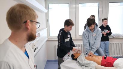 Bild: Klinikum/Dietl/exb
Stefan Möller (links), der pflegerische Leiter in der Kardiologie, beobachtet, ob die jungen Besucher auch alles richtig machen.