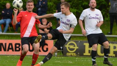 Bild: ham
Der Vohenstraußer Marcel Pfab schießt, Florian Ruidisch (links) vom TSV Detag Wernberg kommt zu spät. Nach der 0:1-Heimniederlage gegen Vohenstrauß rückt für die Wernberger der Direktabstieg immer näher.