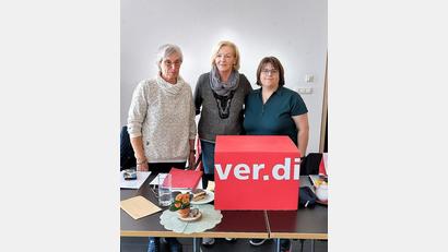 Bild: M. Haberzeth/exb
Um die Verdi-Senioren Post, Telekom, Logistik kümmern sich (von links) Karin Neugirg und Agnes Söllner als gleichberechtigte Vorsitzende. Mit dabei: Verdi-Sekretärin Eva Bösl (rechts).