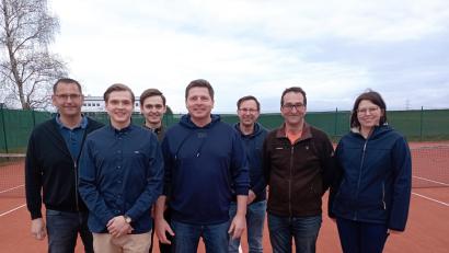 Bild: Heiko Faltenbacher/exb
Die neuen Vereinsfunktionäre der Tennis-Sparte im SV Mitterteich (von links): Andreas Käs (stellvertretender Jugendwart), Hannes Kern (Jugendwart), Luis Kern (stellvertretender Sportwart), Hans-Peter Kern (stellvertretender Spartenleiter), Harald Kilian (Sportwart), Martin Werner (Spartenleiter), Tina Preisinger (Kassiererin).