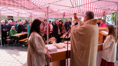 Bild: do
In der Festpredigt zur Fertigstellung der Gemeinschaftshalle würdigte Pfarrer Adrian Kugler die vielen Talente der Münchsreuther und den großen Gemeinsinn der Dorfgemeinschaft.