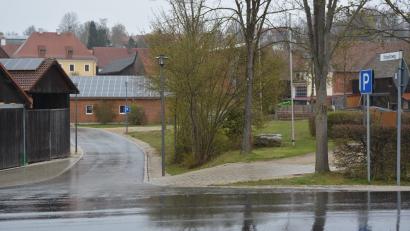 Bild: jr
Fertiggestellt und neu gewidmet wurde der Urlspitzweg, der jetzt am Festplatz vorbei zum Rathaus führt. "Das war früher unsere schlechteste Straße“, sagte Bürgermeister Klaus Meyer.