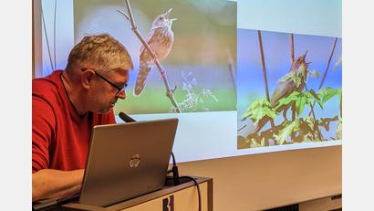 Bild: eib
Libor Schröpfer stellt bei seinem Vortrag im CeBB zahlreiche Vogelarten aus dem Český les (Böhmischer Wald) vor.