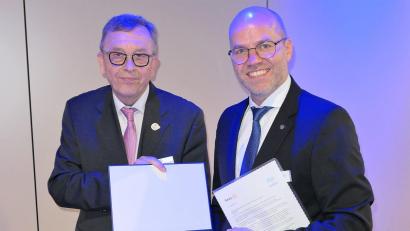 Bild: Franz Josef Schneider/exb
Governor Armin Staigis (links) überreicht an Präsident Michael Mieschala die Dankesurkunde der Präsidentin von Rotary International, Jennifer Jones.