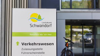 Bild: Hösamer
Sollen die Öffnungszeiten der Zulassungsstelle am Landratsamt geändert werden? Der Kreisausschuss beschäftigt sich mit dem Thema.