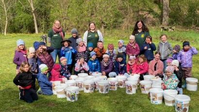 Bild: Heidi Schinner/exb
Bei der Kinderaktion des Obst- und Gartenbauvereins Wernberg-Köblitz pflanzten die kleinen Besucher Kartoffeln.
