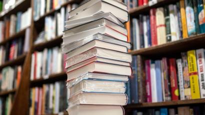 Bild: Frank Rumpenhorst/dpa/Symbolbild
Ein Bücherstapel liegt auf dem Tisch.