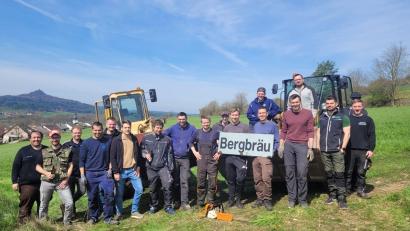 Bild: Gemeinde Kastl bei Kemnath/exb
Rund 25 Mitglieder der Burschenschaft halfen mit, den Kastler Berg von Unrat zu säubern.