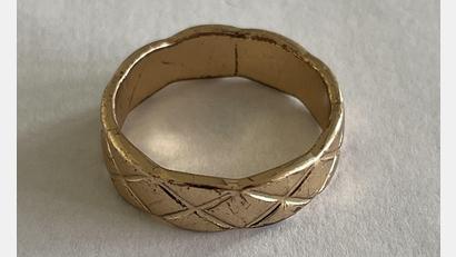 Bild: Polizeiinspektion Neustadt/WN
Auf dem Goldring befindet sich keine Inschrift. Die Polizeiinspektion Neustadt/WN sucht nun nach dem Eigentümer des Schmuckstücks.