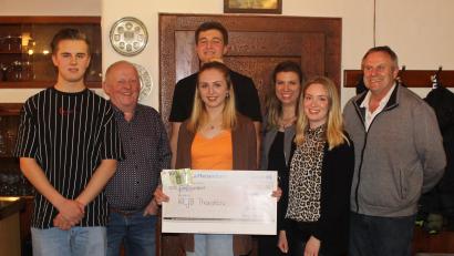 Bild: Matthias Niebauer/exb
Die Freie Wählergemeinschaft Thanstein überreichte der KLJB Thanstein eine Geldspende von 500 Euro zur Unterstützung des neuen Vereinsheims. 
Auf dem Bild sind die Vorstandschaft der FWG Thanstein und der KLJB Thanstein mit Verena Obermeier zu sehen. 
v.l.n.r.: Patrick Reimer, Franz Mühlbauer, Simon Meixensberger, Verena Lottner, Verena Obermeier, Jessica Reimer, Wolfgang Niebauer