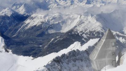 Archivbild: Angelika Warmuth/dpa
Schnee liegt am Gipfel der Zugspitze.
