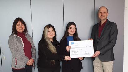 Bild: Alois Meyer/exb
Sinem-Selin Sahan (Zweite von links) und Selin Düman (Zweite von rechts) riefen am Beruflichen Schulzentrum in Schwandorf eine Spendenaktion für die Erdbebenopfer ins Leben.