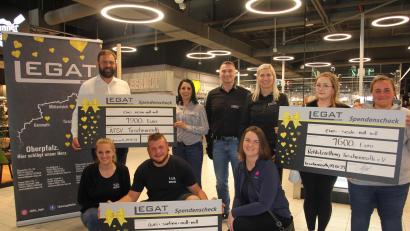 Bild: kro
6200 Euro schüttete Edeka Legat an drei Vereine im Rahmend er VereinsCard-Aktion aus. Unser Bild zeigt hockend von links Verena Engelbrecht, Fabian Stich und Melanie Würth (alle Faschingsverein Botzersreuth). Stehend von links, Jürgen Steinhauser und Stefanie Zeus (beide ATSV Tirschenreuth, Stefan und Claudia Legat, sowie Julia Kiesewetter und Melissa Häring (Rehkitzrettung Landkreis Tirschenreuth).