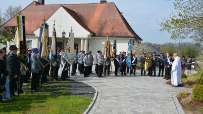 Bild: jr
Zum dritten Mal fand am Sonntag die Friedenswallfahrt der beiden Soldatenverbände des Landkreises in Konnersreuth statt. Mit dabei die Fahnen der Soldatenvereine des Landkreises, rechts im Bild Pfarrseelsorger Pater Benedikt Leitmayr, der ein Gebet sprach.