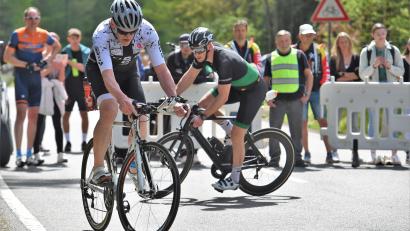 Bild: Büttner, Gerhard
Einmal wenden, bitte: Beim Weidener Triathlon galt es, neben dem Schwimmen und Laufen auch kräftig in die Pedalen zu treten.