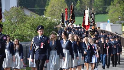 Bild: bö
Die Farbtupfer im Meer der blauen Feuerwehruniformen sind beim Festzug anlässlich der 125-Jahr-Feier der Feuerwehr Adertshausen die Festdamen.