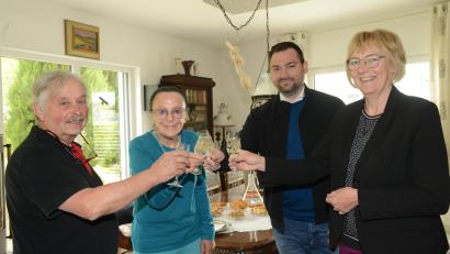 Bild: bey
Dr. Marie Magdalena Reber-Schuller (Zweite von links) feierte am 8. Mai ihren 85. Geburtstag. Auf die weitere Gesundheit und noch viele weitere Geburtstage stoßen Ehemann Hans-Peter (links) und Bürgermeister Sebastian Hartl sowie Zweite Bürgermeisterin Sigrid Ziegler mit der Jubilarin an.
