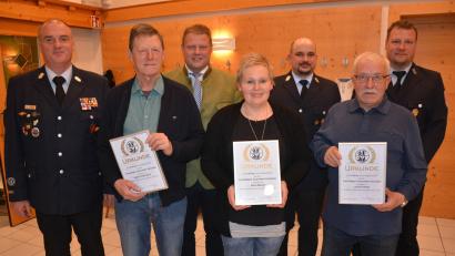 Bild: jr
Jahrzehntelang treuer Mitglieder ehrte die Feuerwehr Pechofen. Im Bild (von links) Kreisbrandmeister Wolfgang Wedlich, Anton Haberkorn, Bürgermeister Stefan Grillmeier, Petra Bäuml, Kommandant Thomas Zintl, Josef Schedl und Vorsitzender Matthias Lindinger.