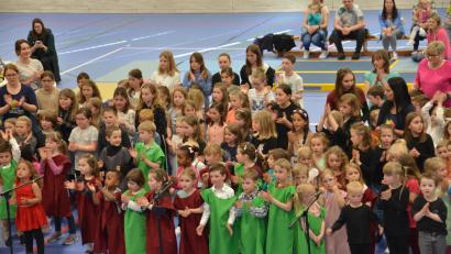 Bild: dob
Das Auftaktlied "Ich will euch begrüßen" bestreiten alle Kinder aus den verschiedenen Einrichtungen zusammen.