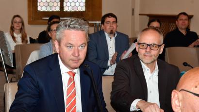 Bild: Petra Hartl
Markus Kühne (vorne mit Krawatte) ist alter und neuer Baureferent der Stadt Amberg. Im Hintergrund (mit Kinnbart) sein Herausforderer Daniel Bauer, den er mit 22 zu 17 Stimmen besiegte.