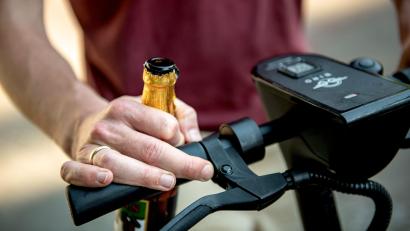 Symbolbild: picture alliance/dpa/dpa-tmn/Zacharie Scheurer
Nicht mit dem Rad, sondern per Fuß musste ein Mann in Amberg seinen Weg fortsetzen, nachdem ihm Polizisten die Fahrt verboten hatten.