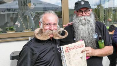 Bild: Jürgen Burkhardt
Der Präsident des Verbandes Deutscher Bartclubs, Jürgen Burkhardt, (links) ernannte Willi Preuß (rechts) zum Ehrenpräsidenten.