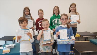 Bild: Grundschule Mitterteich/exb
Beim Känguru-Wettbewerb an der Grundschule Mitterteich erfolgreich waren (hinten, von links) Sarah-Leah Broda, Hannah Rosner, Luisa Haberkorn, Joselina Teubner sowie (vorne, von links) Theo Neumann sowie zweiter Sieger Kai Thurn und Siegerin Emma Dötterl.