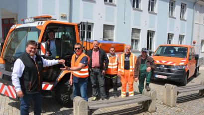 Bild: jr
Große Freude bei der Stadt Mitterteich und dem städtischen Bauhof. Ausgestattet mit zwei neuen Fahrzeugen, einem "Lindner-Unitrac" (links) und einem VW-Transporter für die Stadtgärtnerei geht es in die Zukunft. Darüber freuen sich (von links) Verkaufsleiter Jürgen Rieger, Bürgermeister Stefan Grillmeier (sitzend), Bauhofleiter Wolfgang Stark, Thomas Siller (Bauamt), die Mitarbeiter Wolfgang Rosner und Joachim Sommer, sowie Stadtgärtner Willi Kilian.