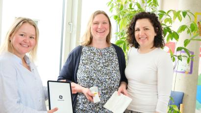 Bild:  Klinikum/Borchers/exb
Dr. Johanna Haferkorn (links), Dr. Sonja Gromer und Christina Neiß (rechts) freuen sich über die Spende.